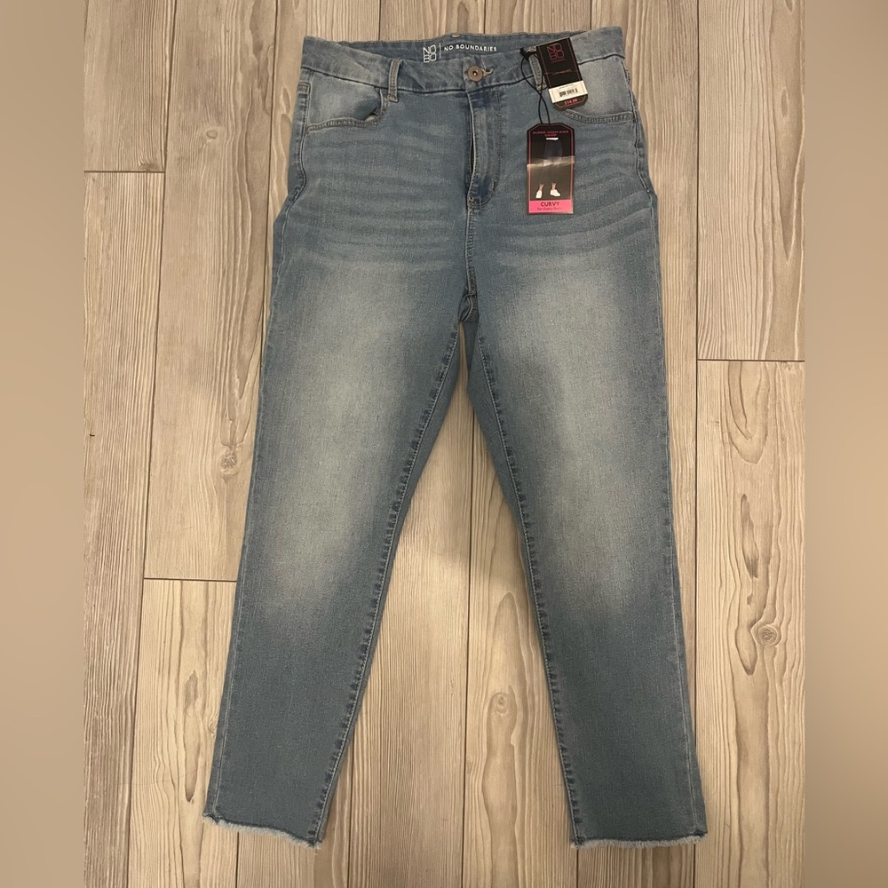NWT No Boundaries Women's Super High-Rise Crop Jeans